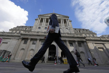 Muž pred budovou Bank of England. ILUSTRAČNÉ FOTO: TASR/AP