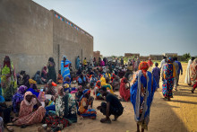 Sudánski utečenci sa zhromažďujú, kým tímy Lekárov bez hraníc (MSF) pomáhajú vojnovým zraneným zo západného Dárfúru v nemocnici v Adre v Čade. FOTO: Mohammad Ghannam/MSF