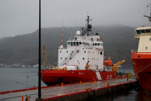 Loď kanadskej Pobrežnej stráže, ktorá pátra po stratenej miniponorke. FOTO: REUTERS