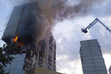 Na snímke záchranári pracujú na likvidácii požiaru po výbuchu spôsobenom únikom plynu v 16-poschodovej obytnej budove v Kyjeve vo štvrtok 22. júna 2023. FOTO: TASR/AP