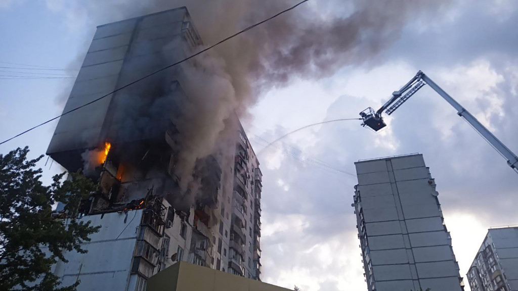 Na snímke záchranári pracujú na likvidácii požiaru po výbuchu spôsobenom únikom plynu v 16-poschodovej obytnej budove v Kyjeve vo štvrtok 22. júna 2023. FOTO: TASR/AP