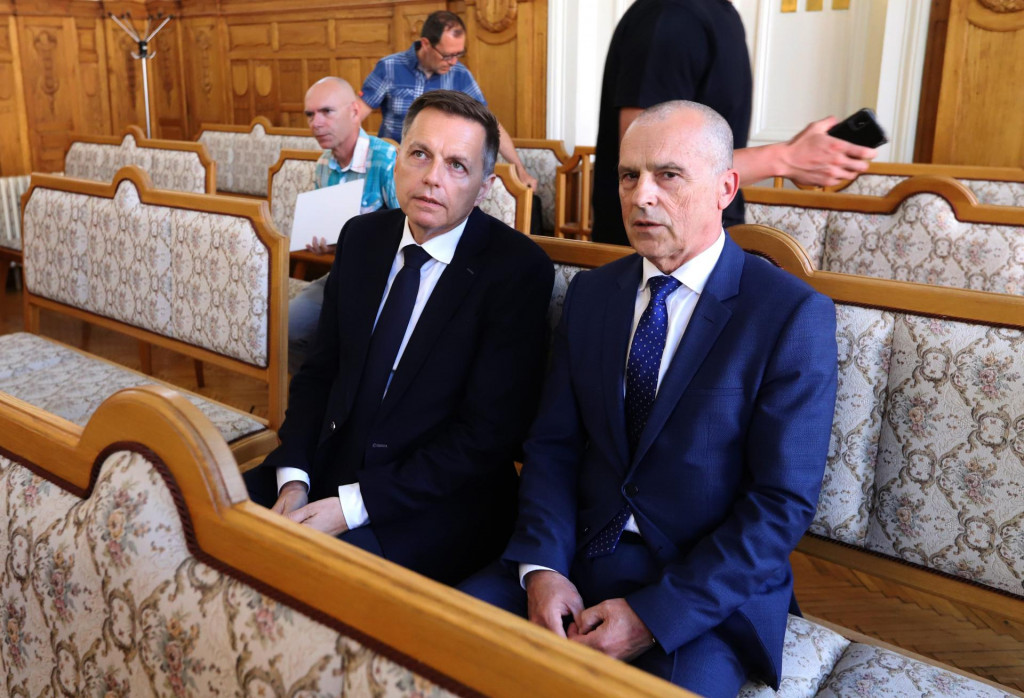Guvernér Národnej banky Slovenska Peter Kažimír (vľavo) prišiel vypovedať v kauze Mýtnik na Špecializovaný trestný súd. FOTO: TASR/Ján Krošlák