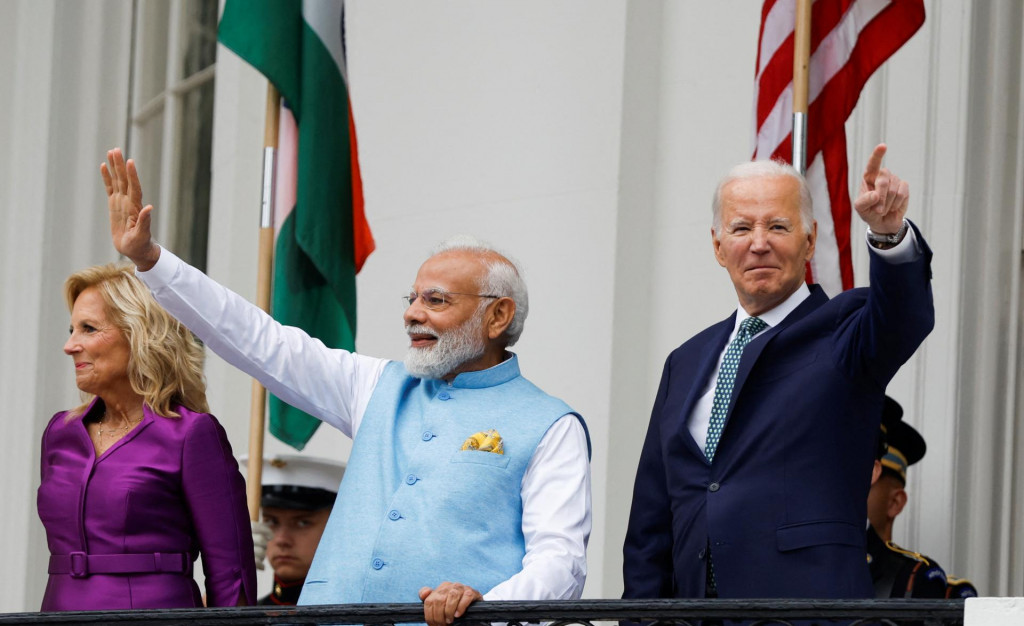 Indický premiér Naréndra Módí a americký prezident Joe Biden mávajú na Trumanovom balkóne Bieleho domu spolu s prvou dámou Jill Bidenovou. FOTO: Reuters