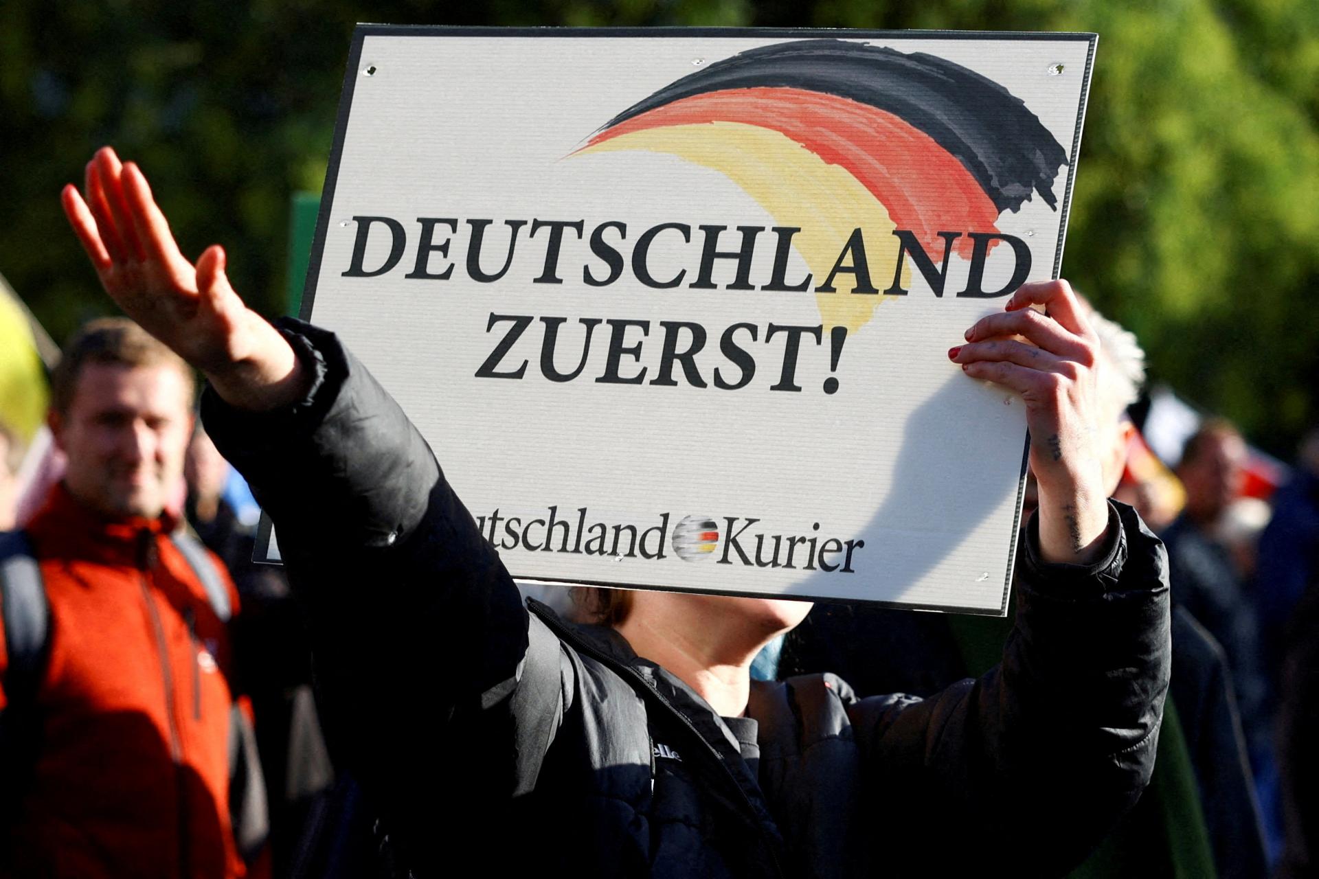 Nemecký komisár pre boj proti antisemitizmu sa obáva rastúcej popularity krajne pravicovej AfD