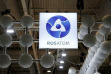 Logo spoločnosti Rosatom Corp. je zobrazené na Svetovej jadrovej výstave. FOTO: Reuters