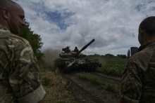 Ukrajinskí vojaci riadia tank neďaleko mesta Bachmut v Doneckej oblasti na východe Ukrajiny v sobotu 17. júna 2023. FOTO: TASR/AP
