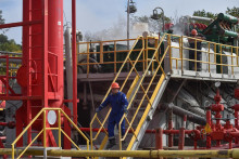 Zamestnanci pracujú na plynovom vrte ukrajinskej štátnej energetickej spoločnosti Naftogaz. FOTO: Reuters