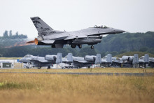 Stíhacie lietadlo amerického letectva F-16 štartuje z leteckej základne v nemeckom Jageli na záver leteckých manévrov Air Defender 2023. FOTO: TASR/AP