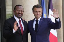 Francúzsky prezident Emmanuel Macron s etiópskym premiérom Abiyom Ahmedom. FOTO: TASR/AP