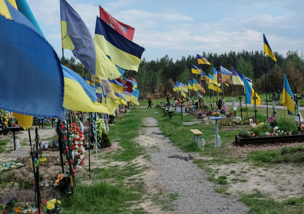 Hroby zabitých ukrajinských obrancov uprostred ruského útoku na Ukrajinu na cintoríne v Poltave na Ukrajine 23. mája 2023. FOTO: Reuters