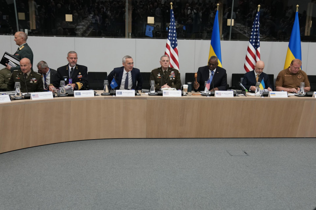 Americký minister obrany Lloyd Austin otvára rokovanie kontaktnej skupiny pre koordináciu vojenskej pomoci Ukrajine v rámci zasadnutia Severoatlantickej rady. FOTO: TASR/AP