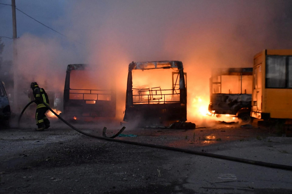 Požiar po ruskom útoku v Chersone. FOTO: Reuters