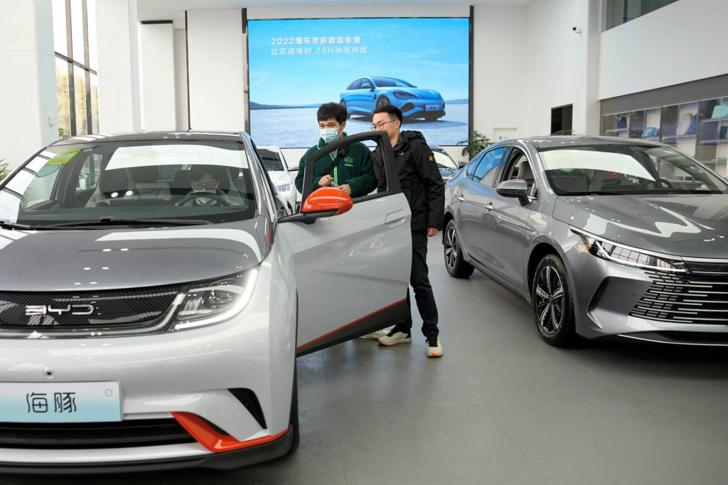 Elektrické vozidlá BYD sú vystavené v predajni áut v Šanghaji, Čína. FOTO: Reuters