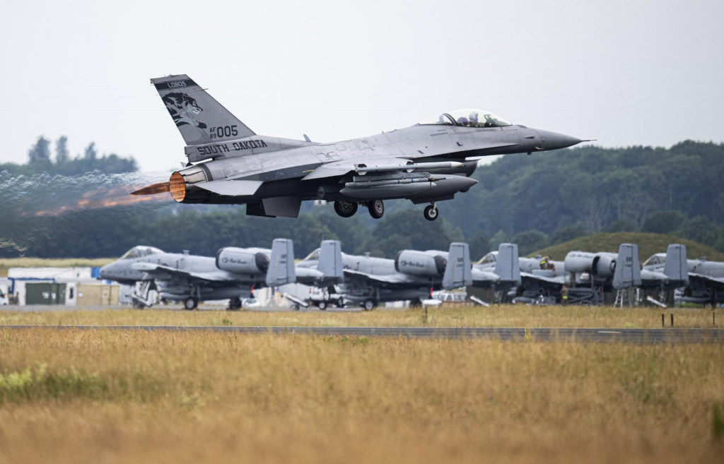 St&iacute;hacie lietadlo americk&eacute;ho letectva F-16 &scaron;tartuje z leteckej z&aacute;kladne v nemeckom Jageli na z&aacute;ver leteck&yacute;ch man&eacute;vrov Air Defender 2023. FOTO: TASR/AP