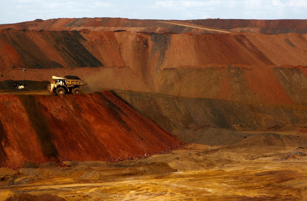 Nákladné auto prevážajúce železnú rudu sa pohybuje po ceste v bani na železnú rudu v regióne Pilbara v západnej Austrálii. FOTO: Reuters