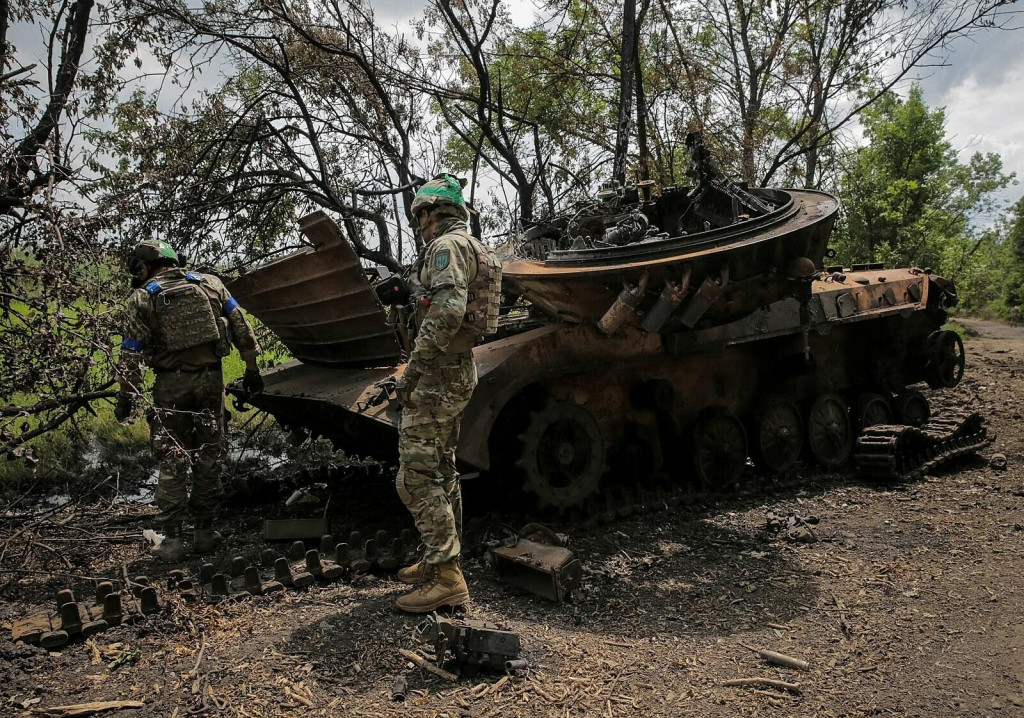 Ukrajinskí vojaci kontrolujú zničené ruské bojové vozidlo pechoty BMP-2 blízko frontovej línie v novo oslobodenej obci Storoževe v Doneckej oblasti. FOTO: Reuters