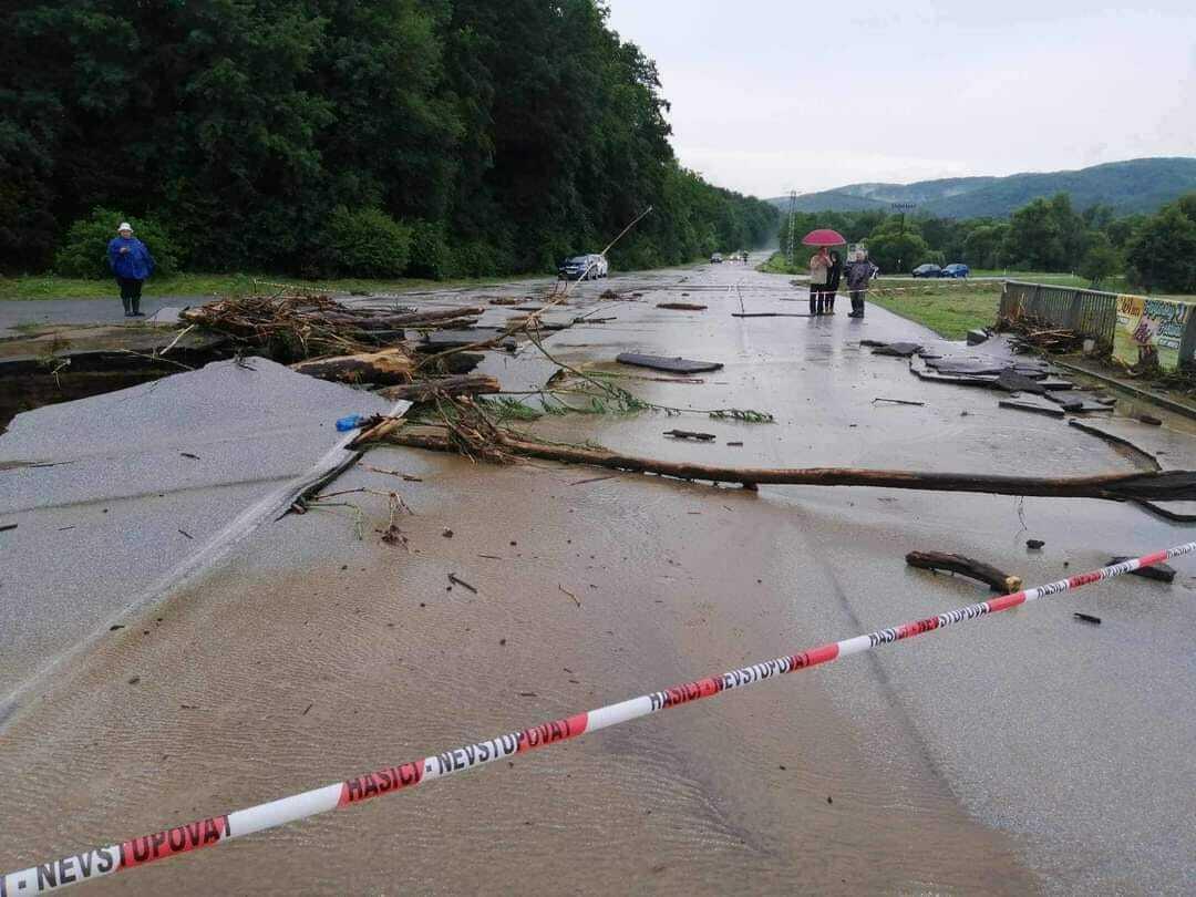 Prívalové dažde zničili most za Bardejovom, cesta je neprejazdná