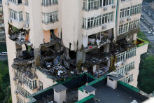 Bytový dom poškodený počas ruských raketových útokov v Kyjeve. FOTO: Reuters