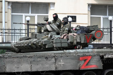 Bojovníci Wagnerovej skupiny na vrchu obrneného vozidla neďaleko veliteľstva Južného vojenského okruhu v meste Rostov na Donom. FOTO: Reuters