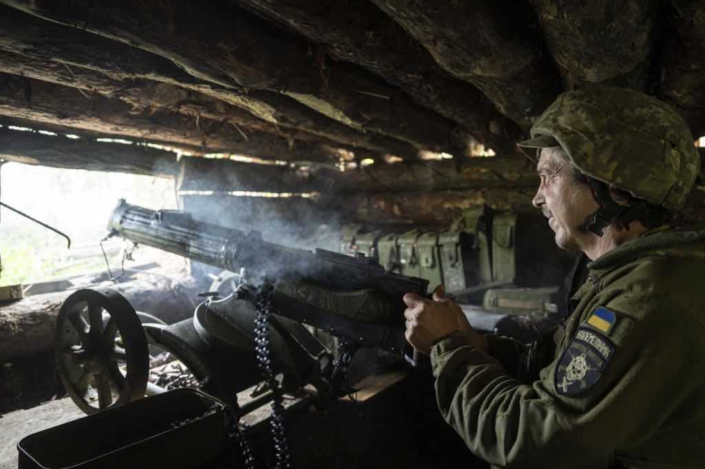 Ukrajinskí vojaci z 28. brigády strieľajú na ruské pozície v Doneckej oblasti. FOTO: TASR/AP