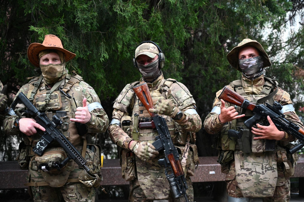 Bojovníci súkromnej žoldnierskej Wagnerovej skupiny neďaleko veliteľstva Južného vojenského okruhu v meste Rostov na Done v Rusku. FOTO: Reuters