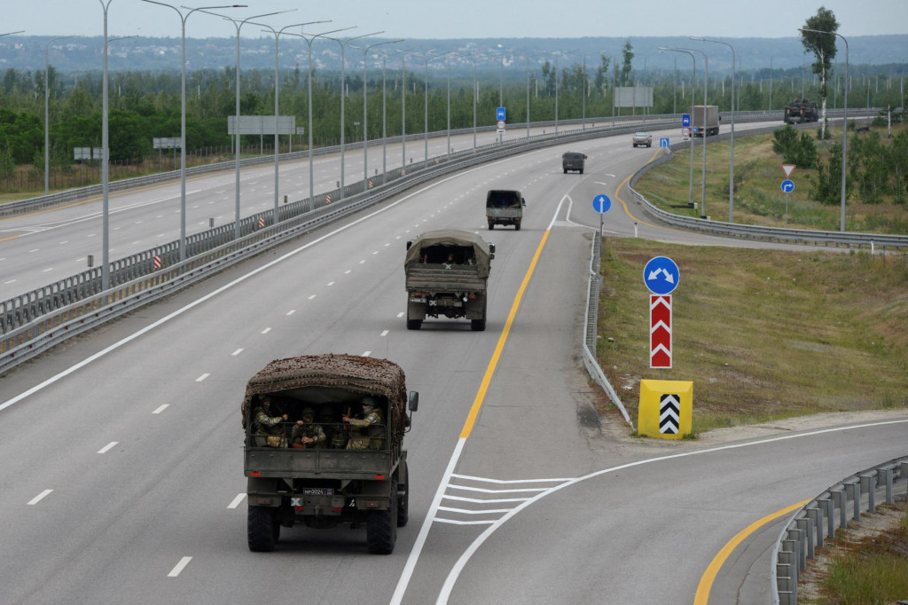 Vojenská kolóna Wagnerovej skupiny jazdí po diaľnici M-4, ktorá spája hlavné mesto Moskva s mestami na juhu Ruska, neďaleko Voroneži. FOTO: Reuters