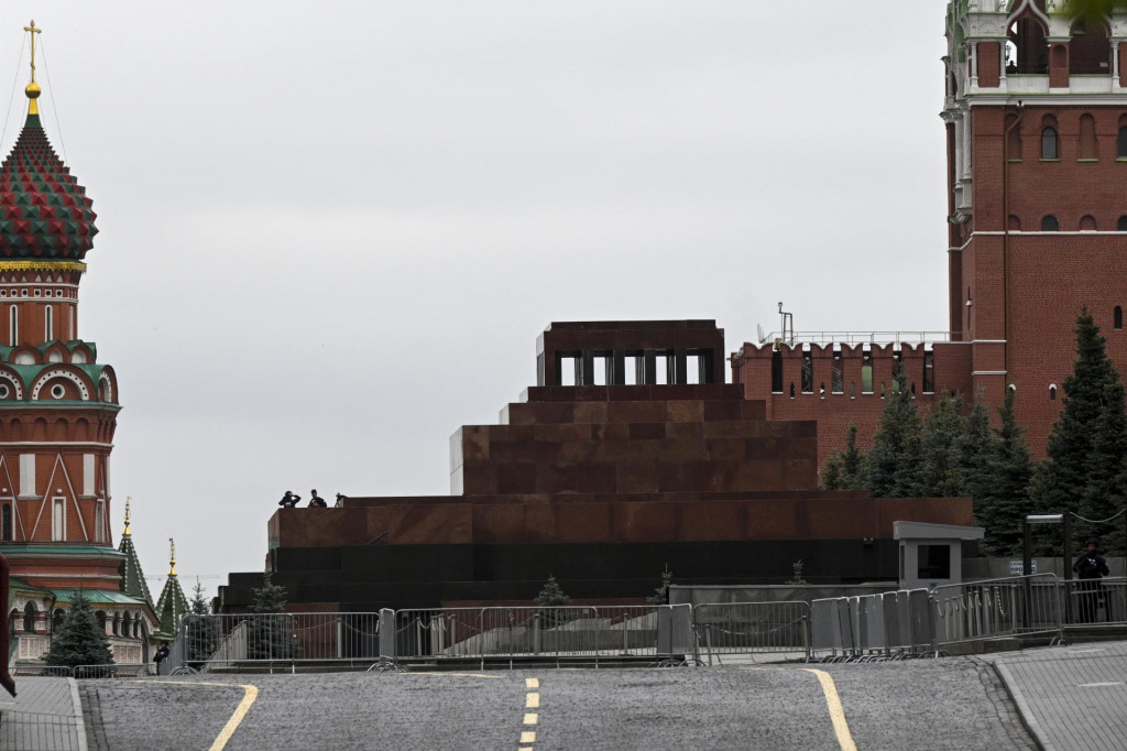 Dvaja vojaci stoja na tribúne Leninovho mauzólea uzavretého z bezpečnostných dôvodov na Červenom námestí v Moskve. FOTO: TASR/AP