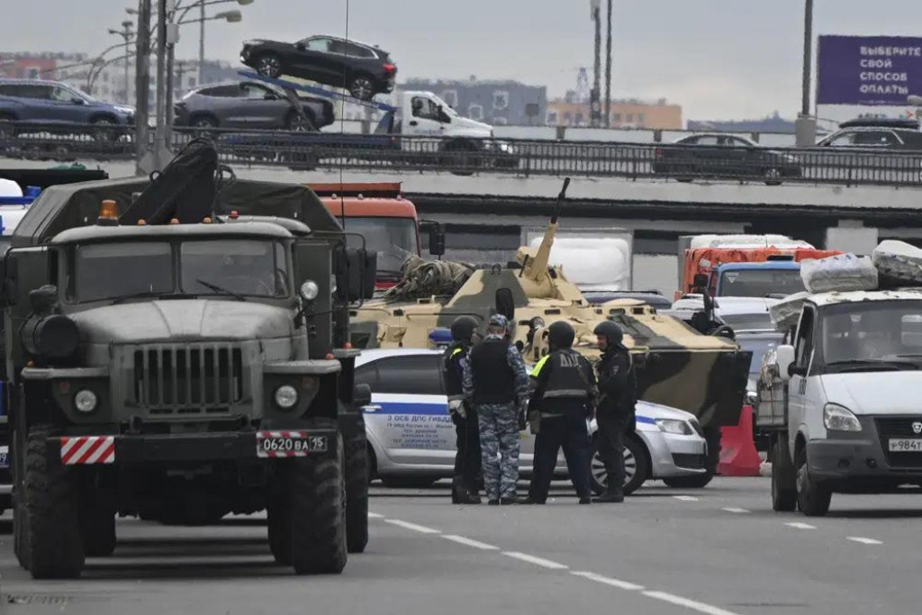 Policajti stoja na diaľnici na okraji Moskvy v Rusku. FOTO: AP