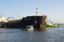 Ruský ropný tanker Pure Point kotví v prístave v pakistanskom Karáčí. FOTO: Reuters