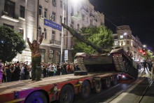 Žoldnieri z Wagnerovej skupiny nakladajú svoj tank na nákladné auto na ulici v Rostove na Done, ktorý v sobotu 24. júna obsadili. FOTO: TASR/AP