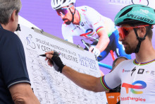 Peter Sagan sa podpisuje na štartovnú listinu pretekov jednotlivcov na majstrovstvách Slovenska a Českej republiky. FOTO: TASR/Henrich Mišovič
