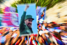 Demonštrant drží transparent s podobizňou kubánskeho diktátora Fidela Castra.

FOTO: Profimedia
