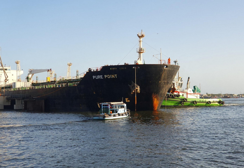 Ruský ropný tanker Pure Point kotví v prístave v pakistanskom Karáčí. FOTO: Reuters