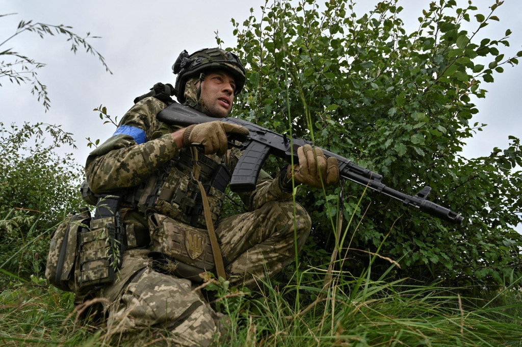 Ukrajinský vojak sa zúčastňuje vojenského cvičenia. FOTO: Reuters