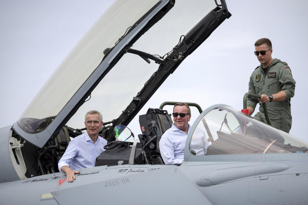 Generálny tajomník NATO Jens Stoltenberg (vľavo) a nemecký minister obrany Boris Pistorius. FOTO: TASR/AP