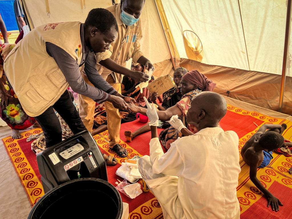 Zranení sudánski utečenci, ktorí utiekli pred konfliktom zo Západného Darfúru, dostávajú lekársku pomoc od Lekárov bez hraníc a personálu ministerstva zdravotníctva v nemocnici v Čade. FOTO: Reuters