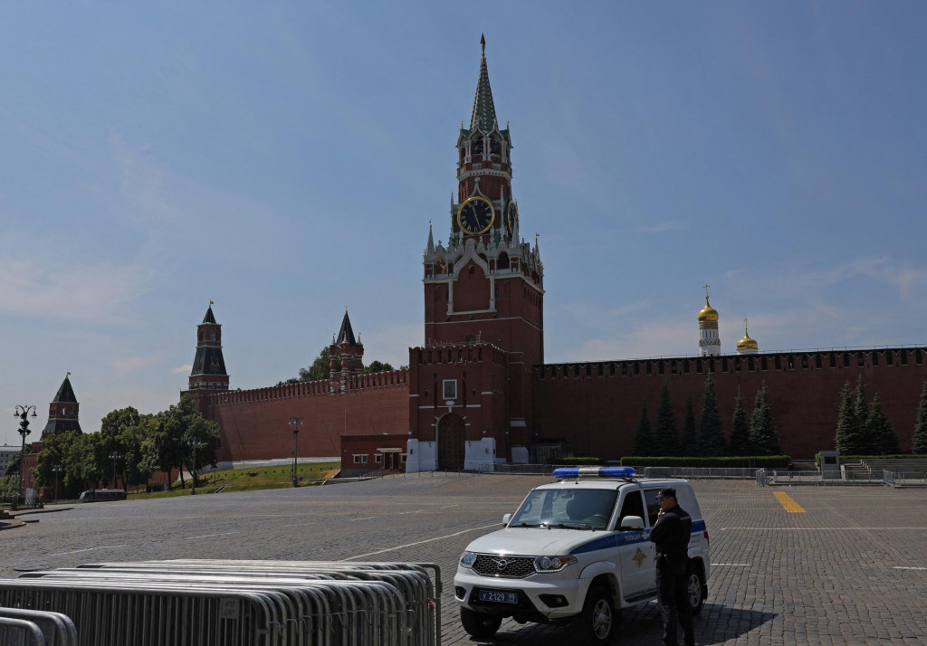 Policajt stráži uzavreté Červené námestie v Moskve. FOTO: Reuters