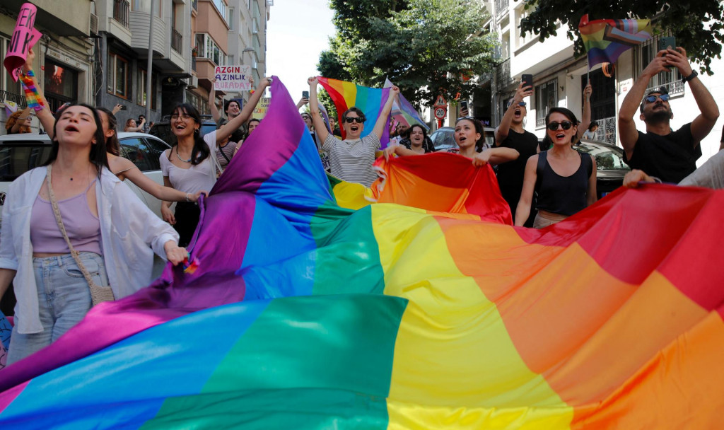 Turecká LGBT+ komunita sa zhromažďuje v centre Istanbulu na dúhovom pochode, ktorý zakázali miestne úrady. FOTO: Reuters