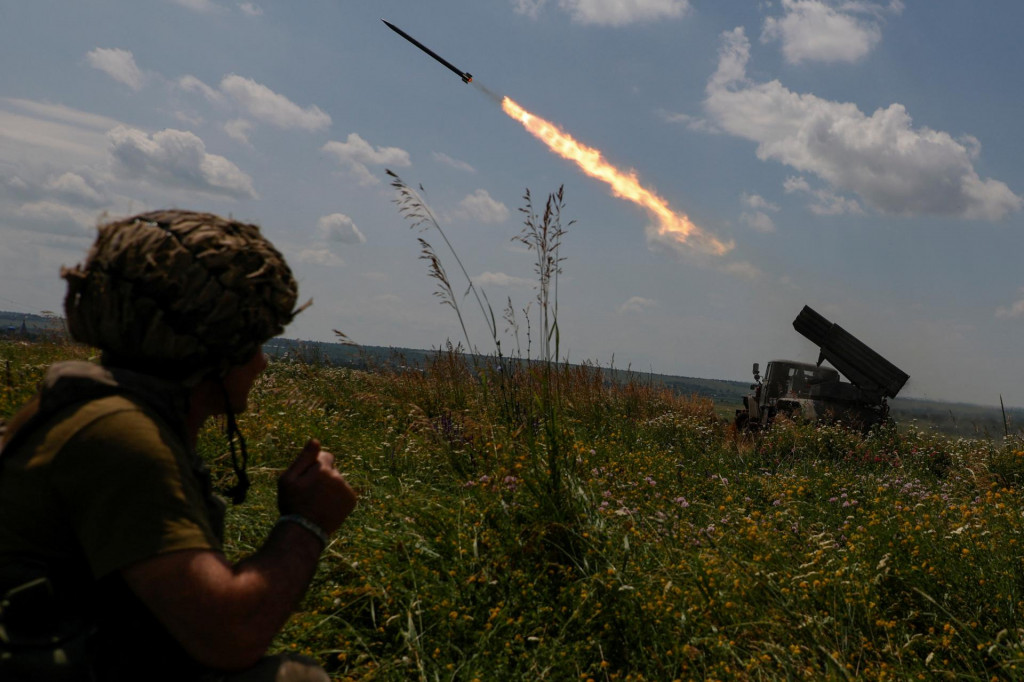 Ukrajinskí vojaci vystrelili z viacnásobného odpaľovacieho raketového systému BM-21 Grad na ruské jednotky v regióne Záporožia. FOTO: Reuters