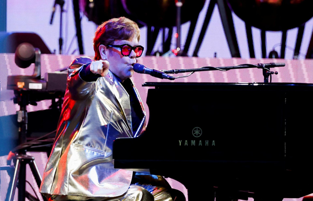 Elton John na festivale Glastonbury v anglickom gr&oacute;fstve Somerset, Brit&aacute;nia. FOTO: Reuters