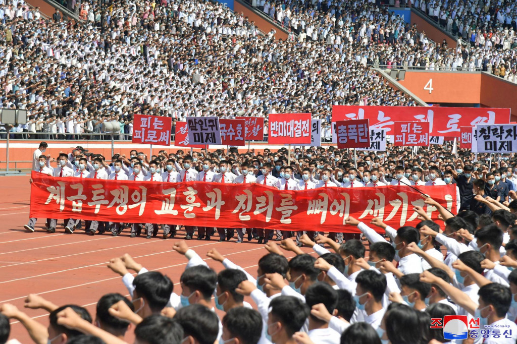Ľudia sa zúčastňujú na masovom zhromaždení odsudzujúcom USA v Pchjongjangu. FOTO: Reuters