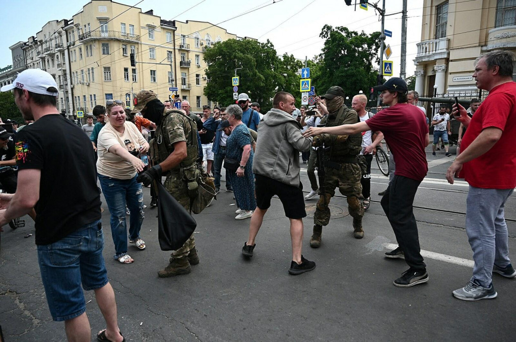 Ľudia sa zhromažďujú v uliciach Rostova na Done, kde sú rozmiestnení bojovníci súkromnej žoldnierskej Wagnerovej skupiny. (24. júna 2023) FOTO: Reuters