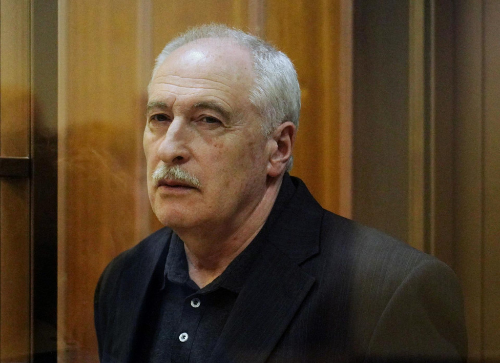 Valerij Golubkin, profesor Moskovského inštitútu fyziky a technológie, obvinený z vlastizrady, sa zúčastňuje súdneho pojednávania v Moskve, Rusko 26. júna 2023. FOTO: Reuters


