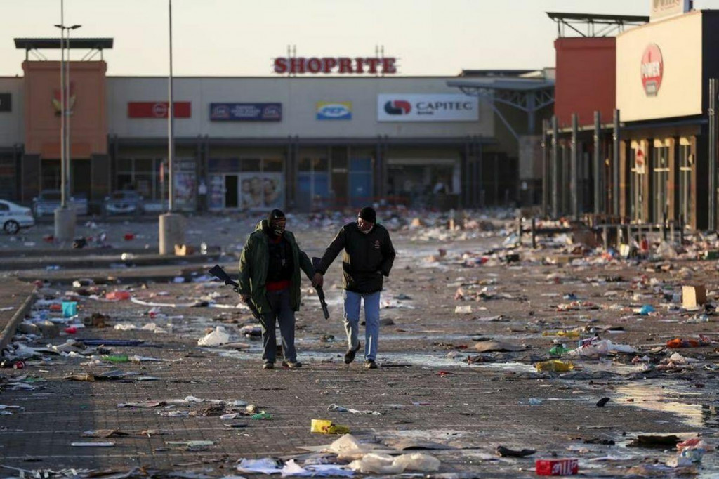 Výsledok nepokojov v Johannesburgu v roku 2021, ktoré vypukli po tom, ako bol exprezident Jacob Zuma uväznený. FOTO: Reuters