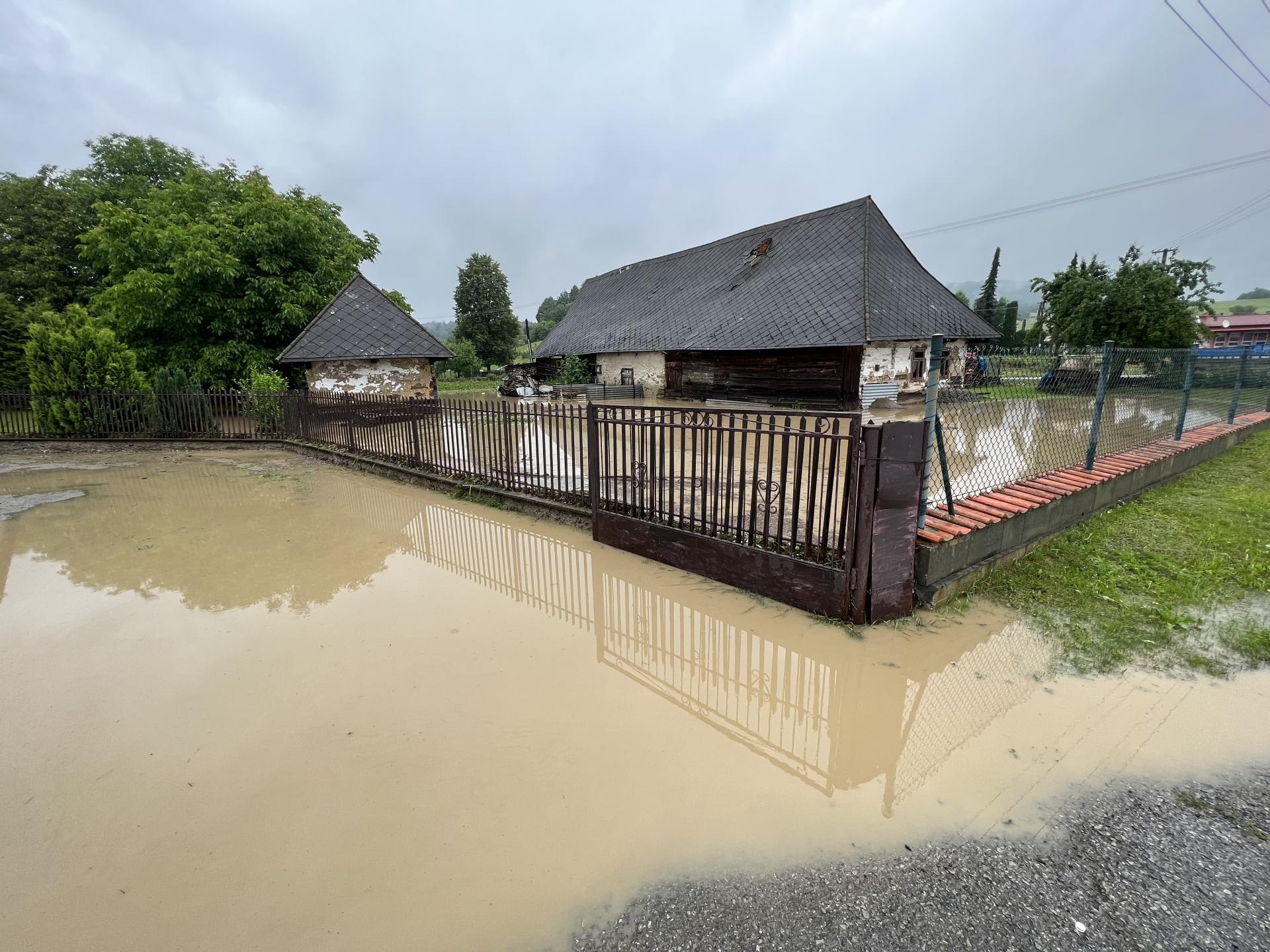 Obce v okrese Rimavská Sobota sú po povodniach stále bez vody, studne sú znečistené