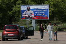Transparent na podporu ruskej armády v meste Vyborg. FOTO: Reuters