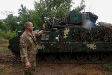 Ukrajinsk&iacute; pr&iacute;slu&scaron;n&iacute;ci 47. magurskej samostatnej mechanizovanej brig&aacute;dy obsluhuj&uacute; bojov&eacute; vozidlo pechoty M2 Bradley. FOTO: Reuters