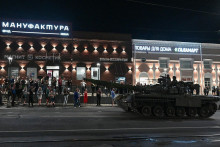 Príslušníci žoldnierskej Wagnerovej skupiny opúšťajú ruský Rostov nad Donom, ktorý obsadili počas víkendu. (24. júna 2023) FOTO: Reuters