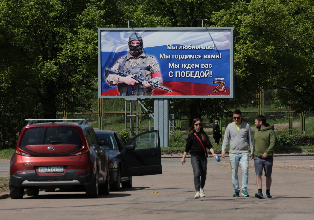 Transparent na podporu ruskej armády v meste Vyborg. FOTO: Reuters