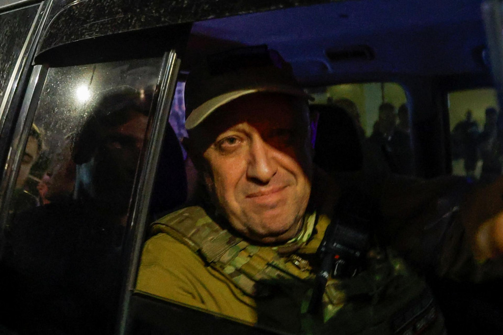 Šéf žoldnierov Wagnerovej skupiny Jevgenij Prigožin opúšťa veliteľstvo Južného vojenského okruhu počas sťahovania skupiny z mesta Rostov nad Donom. FOTO: Reuters